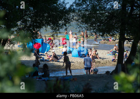 Foce del Potok Oliwski (Oliwski Stream) nel caldo del giorno su una spiaggia affollata a Danzica, Polonia xx luglio 2018 © Wojciech Strozyk / Alamy Stock Photo Foto Stock