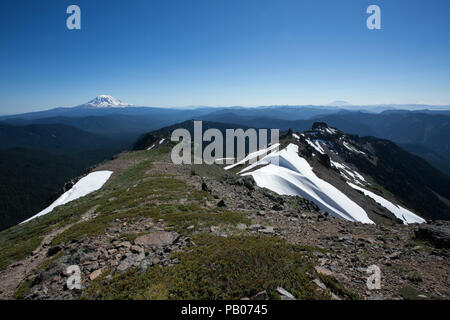 Mt. Adams e il Monte Sant Helens visto dalle rocce di capra deserto, Washington Foto Stock