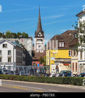 Schaffhausen, Svizzera - 29 agosto 2015: edifici della città di Sciaffusa, torre di tutti i Santi abbey in background. Sciaffusa è un Foto Stock