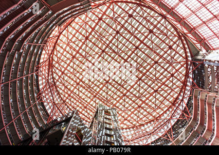 Guardando in alto nell'atrio del James R. Thompson Center, talvolta noto come scatola delle pillole, in Chicago. Foto Stock