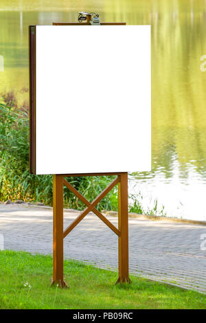 Mock up. Pubblicità esterna, billboard vuota all'aperto, public information board nel parco Foto Stock