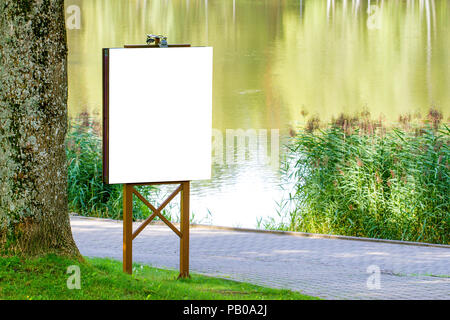 Mock up. Pubblicità esterna, billboard vuota all'aperto, public information board nel parco Foto Stock