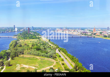 Estate vista aerea della città di Riga dall'altezza della torre della TV. Vista della città vecchia, Zakusala isola, ponti sul fiume Daugava e Western DV Foto Stock