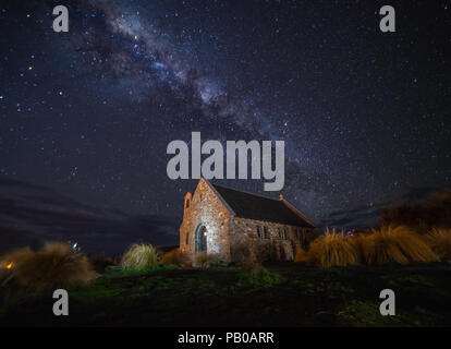 Via Lattea notte stellata in Nuova Zelanda, chiesa del buon pastore. Foto Stock