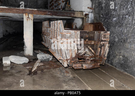 Carrello minerario in un tunnel di un abbandonata miniera di calce in Svizzera Foto Stock