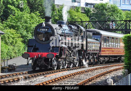 Standard Classe 4 locomotiva a vapore lasciando Kingswear, Dartmouth Steam Railway, South Devon, Inghilterra, Regno Unito Foto Stock