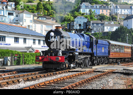 Blue liveried re Classe 'King Edward 11' locomotiva a vapore lasciando Kingswear, Dartmouth Steam Railway, South Devon, Inghilterra, Regno Unito Foto Stock