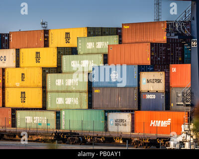 Trasporto ferroviario UK - intermodale Container Trade - trasporto i container attendono il carico sui treni al porto di Felixstowe, il più grande porto per container del Regno Unito Foto Stock