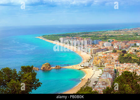 Rock Sa Palomera sulla costa di spagnolo beach resort Blanes in estate. Sunny View dalla altezza della montagna del castello San Juan. Costa Brava, Catalonia, Foto Stock