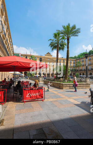 Bilbao Plaza Nueva, vista di persone sedute a terrazze dei bar in Plaza Nueva nella Città Vecchia (Casco Vieja) zona di Bilbao, Spagna. Foto Stock