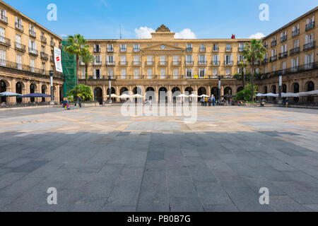 Plaza Nueva Bilbao, vista degli edifici situati lungo il lato est di Plaza Nueva nella Città Vecchia (Casco Vieja) zona di Bilbao, Spagna. Foto Stock