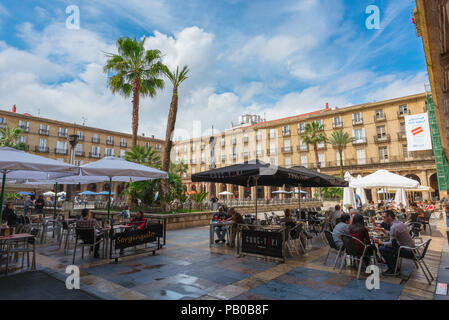 Bilbao Plaza Nueva, vista di persone sedute a terrazze dei bar in Plaza Nueva nella Città Vecchia (Casco Vieja) zona di Bilbao, Spagna. Foto Stock