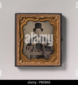[Falegname in Top Hat con ascia, bussola, Square e Sega a mano]. Artista: Sconosciuto (americano). Dimensioni: Immagine: 6,6 x 5,3 cm (2 5/8 x 2 1/16 in.), Piastra: 8,3 x 7 cm (3 1/4 x 2 3/4 in.): 1,1 x 9,1 x 7,9 cm (7/16 x 3 5/8 x 3 1/8 in.). Data: 1850s-1860s. Museo: Metropolitan Museum of Art di New York, Stati Uniti d'America. Foto Stock