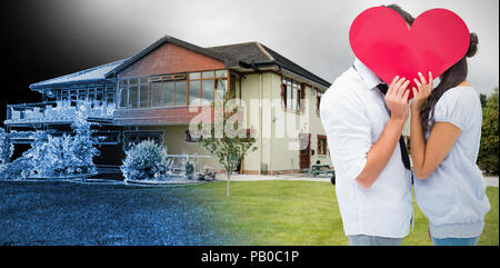 Immagine composita della giovane per la copertura del loro bacio con un cuore Foto Stock