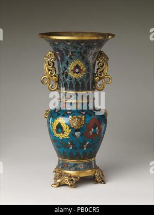 Vaso. Cultura: la Cina. Dimensioni: H. 13 3/8 in. (34 cm); W. 6 1/4 in. (15,9 cm); Diam. del cerchione 6 3/4 in. (17,1 cm). Data: parte inferiore: dinastia Yuan; supporti e parte superiore: Kangxi periodo (1662-1722. Museo: Metropolitan Museum of Art di New York, Stati Uniti d'America. Foto Stock