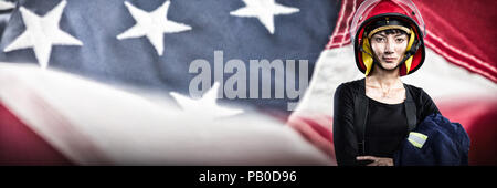 Immagine composita delle donne architetto indossando il casco contro uno sfondo bianco Foto Stock