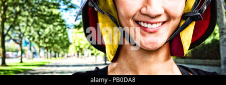 Immagine composita di sorridere architetto femmina in piedi contro uno sfondo bianco Foto Stock