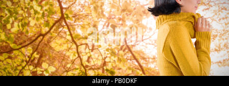 Immagine composita della donna in abiti invernali in posa contro uno sfondo bianco Foto Stock