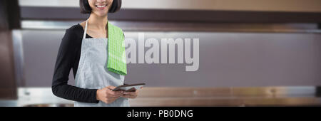 Immagine composita della sorridente cameriera azienda digitale compressa contro uno sfondo bianco Foto Stock