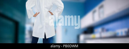Immagine composita di dottore in piedi con le mani sui hip contro uno sfondo bianco Foto Stock