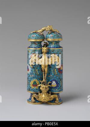 Vaso di campione. Cultura: la Cina. Dimensioni: H. 8 1/2 in. (21,6 cm); W. 3 7/8 in. (9,8 cm); D. 3 1/4 in. (8.3 cm). Data: XVIII secolo. Il termine 'champion vase,' che appare solo in Western scritti, si riferisce alle navi che hanno due strette dei comparti verticali collegati da una scultura di un mitico uccello. Essa può essere una traduzione allentati di yingxiong bei, o Hero's cup, riferendosi all'uccello (ying) e l'orso (xiong) su cui si erge. Vasi di campione sono stati popolari durante la metà e la fine del XVIII secolo e sono state fabbricate in diversi mezzi di comunicazione, compresa la giada, smalto cloisonné e rhinoc Foto Stock