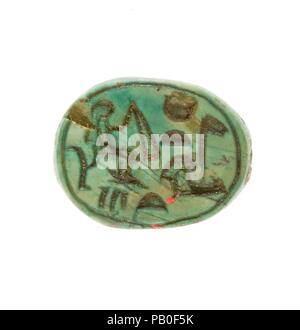 Scarabeo inscritta per Dio la moglie di Hatshepsut. Dimensioni: L. 1,6 cm (5/8 in); w. 1,2 cm (1/2 in); h. 0,7 cm (1/4 in). Dynasty: Dynasty 18, presto. Regno: Joint regno di Hatshepsut e Thutmosi III. Data: ca. 1479-1458 A.C. Questo scarabeo è stato trovato in un deposito della fondazione associata con Hatshepsut il tempio funerario a Deir el-Bahri. La base è inscritto con il suo nome personale, Hatshepsut ("luogo delle nobildonne') collegate con il titolo Dio la moglie. Hatshepsut ereditato il titolo mentre ha servito come principale regina del suo fratellastro, Thutmosi II. Più tardi nella sua vita, dopo aver tenuto su titoli Foto Stock