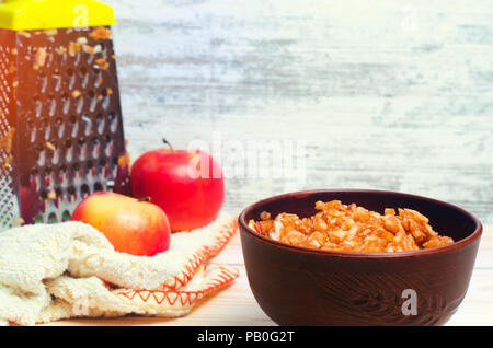 Mela Grattugiata In Un Piatto Vitamine Di Ferro Una Grattugia Metallica  Guaritore - Fotografie stock e altre immagini di Alimentazione sana - iStock