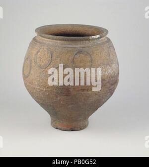 Vaso. Cultura: Romano. Dimensioni: 4 1/2a. (11.5cm) altri: 4 7/16a. (11.3cm). Data: I secolo D.C.. Vaso rossiccio con doppia linea di cerchi di colore marrone in barbotine decorazione; non smaltate. Museo: Metropolitan Museum of Art di New York, Stati Uniti d'America. Foto Stock