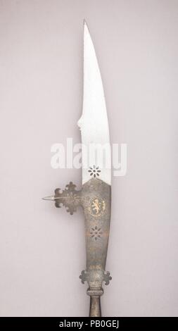 Fauchard. La cultura italiana, Venezia. Dimensioni: L. 8 ft. 11 1/2 in. (273.1 cm); L. di testa 35 1/16 in. (89 cm); W. 7 11/16 in. (19,5 cm); Wt. 7 lbs. 11,4 oz. 3498.3 (g). Data: ca. 1550. Museo: Metropolitan Museum of Art di New York, Stati Uniti d'America. Foto Stock