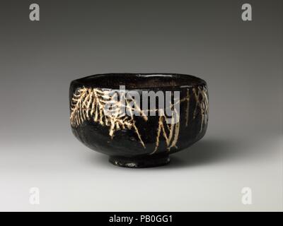 Teabowl. Artista: Stile di Ogata Kenzan (giapponese, 1663-1743). Cultura: il Giappone. Dimensioni: H. 3. (7,6 cm); Diam. 4 3/4 in. (12,1 cm); Diam. del piede 2 1/2 in. (6.4 cm). Data: la metà e la fine del diciottesimo secolo. Museo: Metropolitan Museum of Art di New York, Stati Uniti d'America. Foto Stock