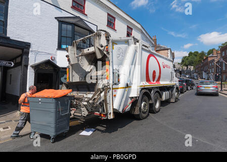 Veolia carrello fuori dei negozi in un High Street la raccolta dei rifiuti la spazzatura in Arundel, West Sussex, in Inghilterra, Regno Unito. Foto Stock