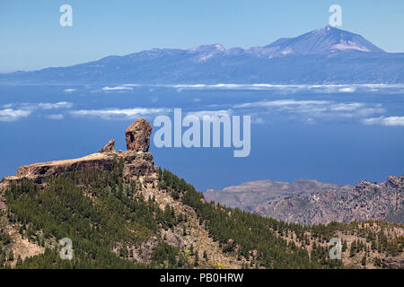 Vista dalla Pico de las Nieves a ovest di Gran Canaria, sinistra Kulfelsen Roque Nublo, dietro l'isola di Tenerife con il Teide Foto Stock