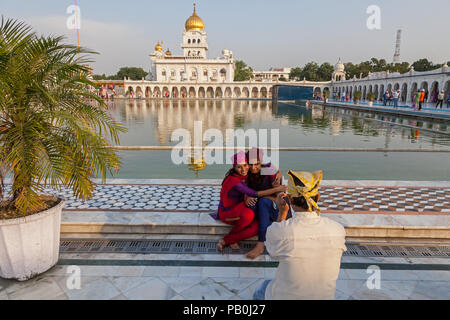 La gente che prende le immagini di fronte Gurudwara Bangla Sahib, Delhi, India. Foto Stock