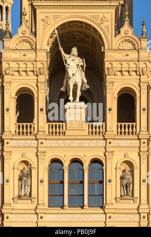 Statua equestre del principe Abodriten Niklot I, Castello di Schwerin nella luce della sera, Schwerin, Meclenburgo-Pomerania Occidentale, Germania Foto Stock