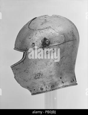 Armet. La cultura italiana, Milano. Dimensioni: H. 11 1/2 in. (29,2 cm); W. 8 1/2 in. (21,6 cm); D. 11 1/4 in. (28,6 cm); Wt. 6 lb. 1 oz. (2749 g). Data: ca. 1460. Il armet è stampata con segni dei Missaglia workshop, leader armorers Milanese nel XV secolo. Originariamente, sarebbe stato dotato di una visiera. Museo: Metropolitan Museum of Art di New York, Stati Uniti d'America. Foto Stock