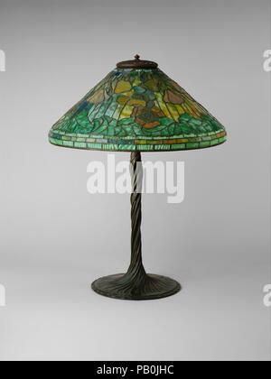 Lampada. Cultura: American. Dimensioni: 26 3/4 x 20 1/2 in. (67,9 x 52,1 cm). Autore: Tiffany Studios (1902-32). Data: ca. 1902-18. Museo: Metropolitan Museum of Art di New York, Stati Uniti d'America. Foto Stock