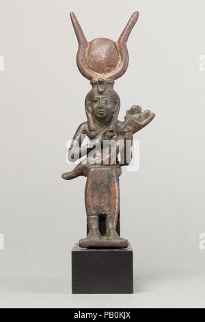 Isis e Horus. Dimensioni: H. 15,3 cm (6 in.); W. 6 cm (2 3/8 in.); D. 6.6 cm (2 5/8 in.) H. (con linguetta): 18.3 cm (7 3/16 in.). Data: 664-30 A.C.. Isis' nome è attestata nel quinto dynasty in i Testi delle Piramidi. Lei era la moglie di Osiride e madre di Horus, e quindi è stata simbolicamente madre al faraone. Nel periodo tardo, la popolarità di questo importante dea aumentato drammaticamente. Ella è quasi sempre rappresentato in forma antropomorfa, in piedi o seduti su un trono. Questa statuetta rappresenta la dea nel suo più amato pongono, infermieristica suo figlio Horus (noto anche come il lac Foto Stock