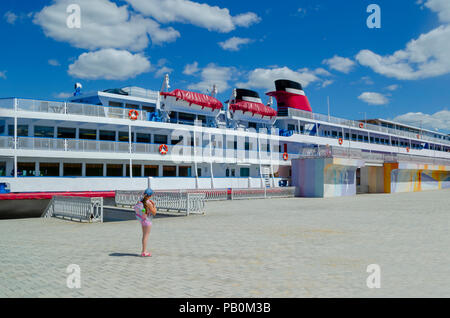 3 ponte nave sul molo sul fiume in attesa di nuovi passeggeri in viaggio Foto Stock