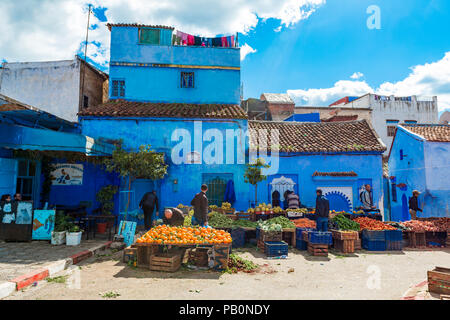 La gente del luogo acquistare verdure e frutta, mercato nella parte anteriore del case blu, Chefchaouen, Chaouen, Tangier-Tétouan, il Regno del Marocco Foto Stock