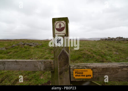 Cartello su St Cuthbert's Way, un sentiero di campagna di Northumberland, Inghilterra. Il sentiero attraversa la Cheviot Hills. Foto Stock