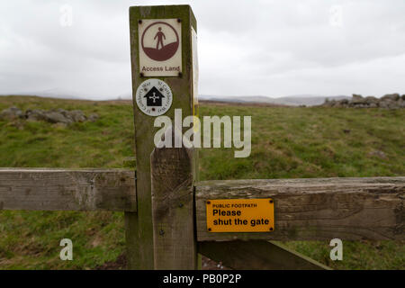 Cartello su St Cuthbert's Way, un sentiero di campagna di Northumberland, Inghilterra. Il sentiero attraversa la Cheviot Hills. Foto Stock