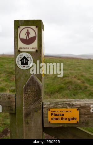 Cartello su St Cuthbert's Way, un sentiero di campagna di Northumberland, Inghilterra. Il sentiero attraversa la Cheviot Hills. Foto Stock