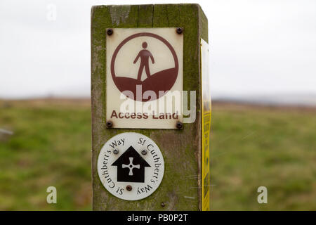 Cartello su St Cuthbert's Way, un sentiero di campagna di Northumberland, Inghilterra. Il sentiero attraversa la Cheviot Hills. Foto Stock