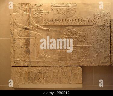 Sollievo dalla parete nord della cappella di Ramesse I. Dimensioni: H. 139,7 × W. 165,1 cm (55 × 65 in.). Dynasty: Dynasty 19. Regno: regno di Seti I. Data: ca. 1295-1294 A.C. Sulla parete nord della sua cappella a Abydos, Ramesse I è illustrato come il defunto re che è diventato uno con il dio Osiride. Il re morto di immagine è inserita e la sua mano tesa verso una piccola tabella di offerta. A destra della tabella sono pile di offerte e al di sopra di questi è un elenco dell'offerta. Le piccole figure in basso a destra sono di eseguire i riti che accompagnano la presentazione dell'offerta. Al di sotto del f Foto Stock