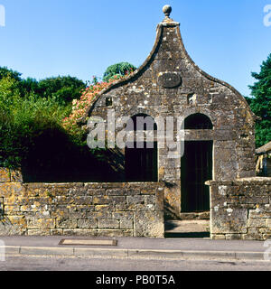 Giugno 1994: Il vecchio blocco, Bisley, Cotswolds, Gloucestershire, Regno Unito Foto Stock