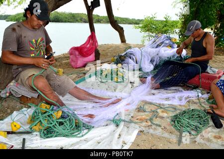 Pescatore che fissa le reti da pesca - Porto di Puerto Pizarro. Dipartimento di Tumbes .Perù la riparazione Foto Stock