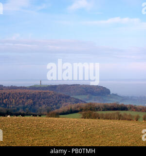 Dicembre 1998: vista verso il monumento Tynedale sul bordo del Cotswold Hills scarpata vicino a Wotton Under Edge, Gloucesteshire, UK. Severn vale al di là è riempito con bassa giacente nebbia. Foto Stock