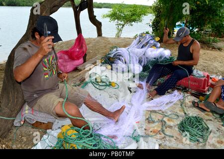 Pescatore che fissa le reti da pesca - Porto di Puerto Pizarro. Dipartimento di Tumbes .Perù la riparazione Foto Stock