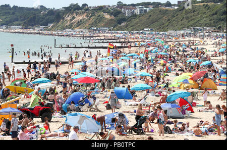 Le persone che si godono la grande ondata di caldo oggi sulla spiaggia di Bournemouth nel Dorset come il caldo continua in tutto il Regno Unito, segnando il più arido start per un estate dal record moderna iniziò nel 1961. Foto Stock