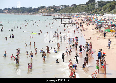 Le persone che si godono la grande ondata di caldo oggi sulla spiaggia di Bournemouth nel Dorset come il caldo continua in tutto il Regno Unito, segnando il più arido start per un estate dal record moderna iniziò nel 1961. Foto Stock